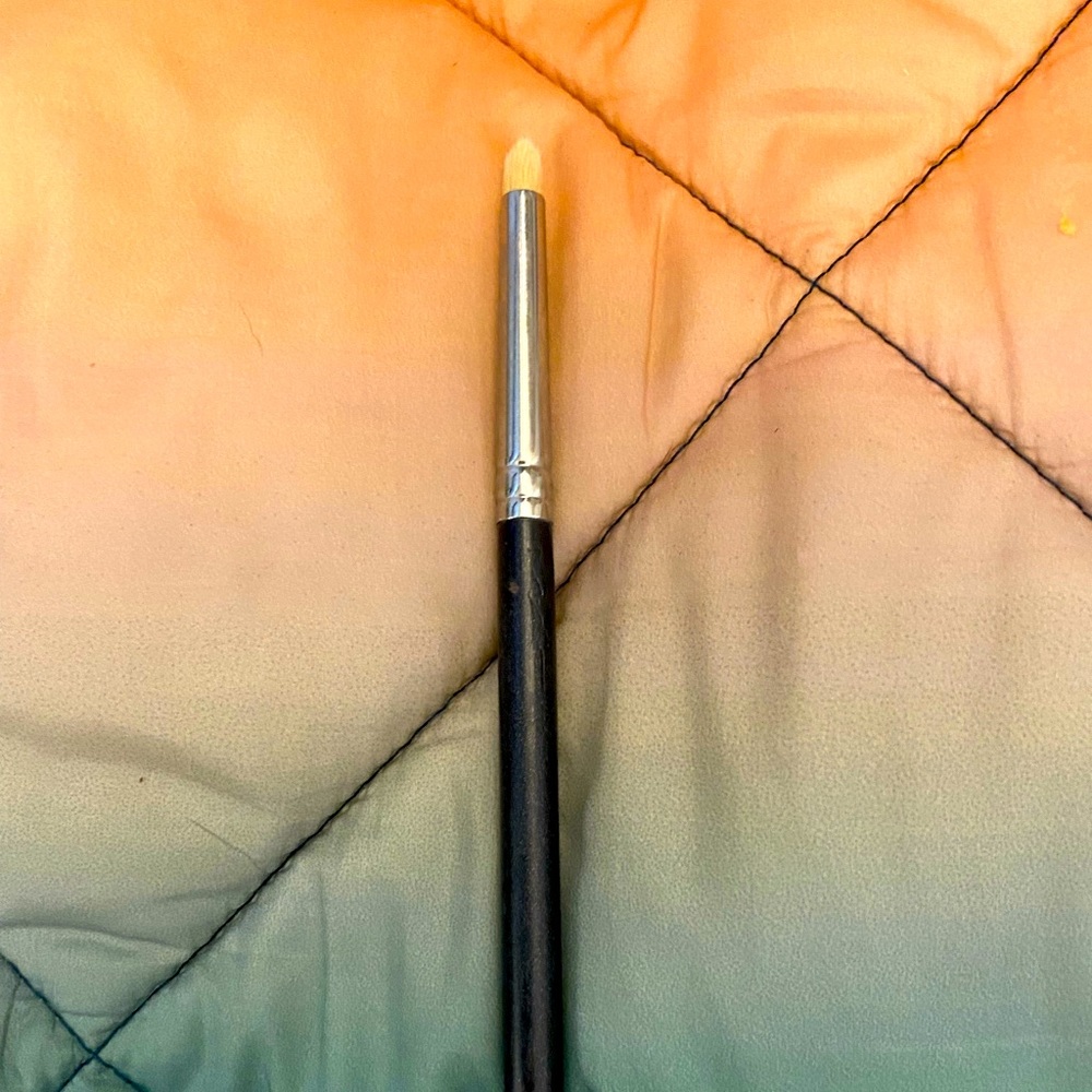 MAC #219 pencil brush used precision eyeliner blending spot concealing